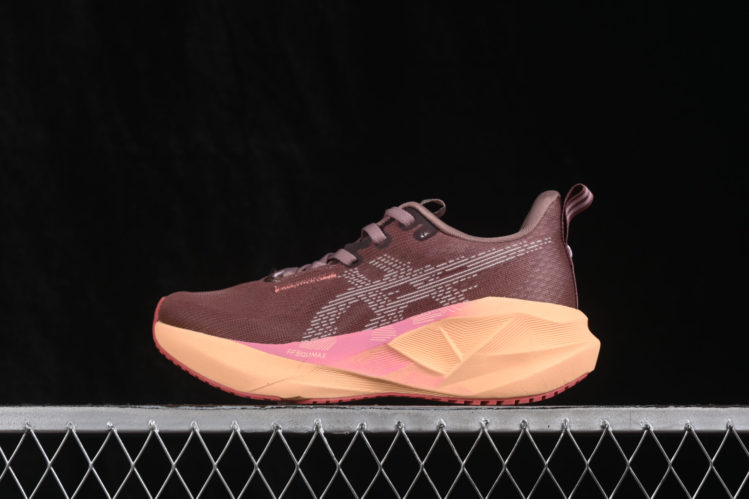 ASICS Novablast 5 Rubble Red