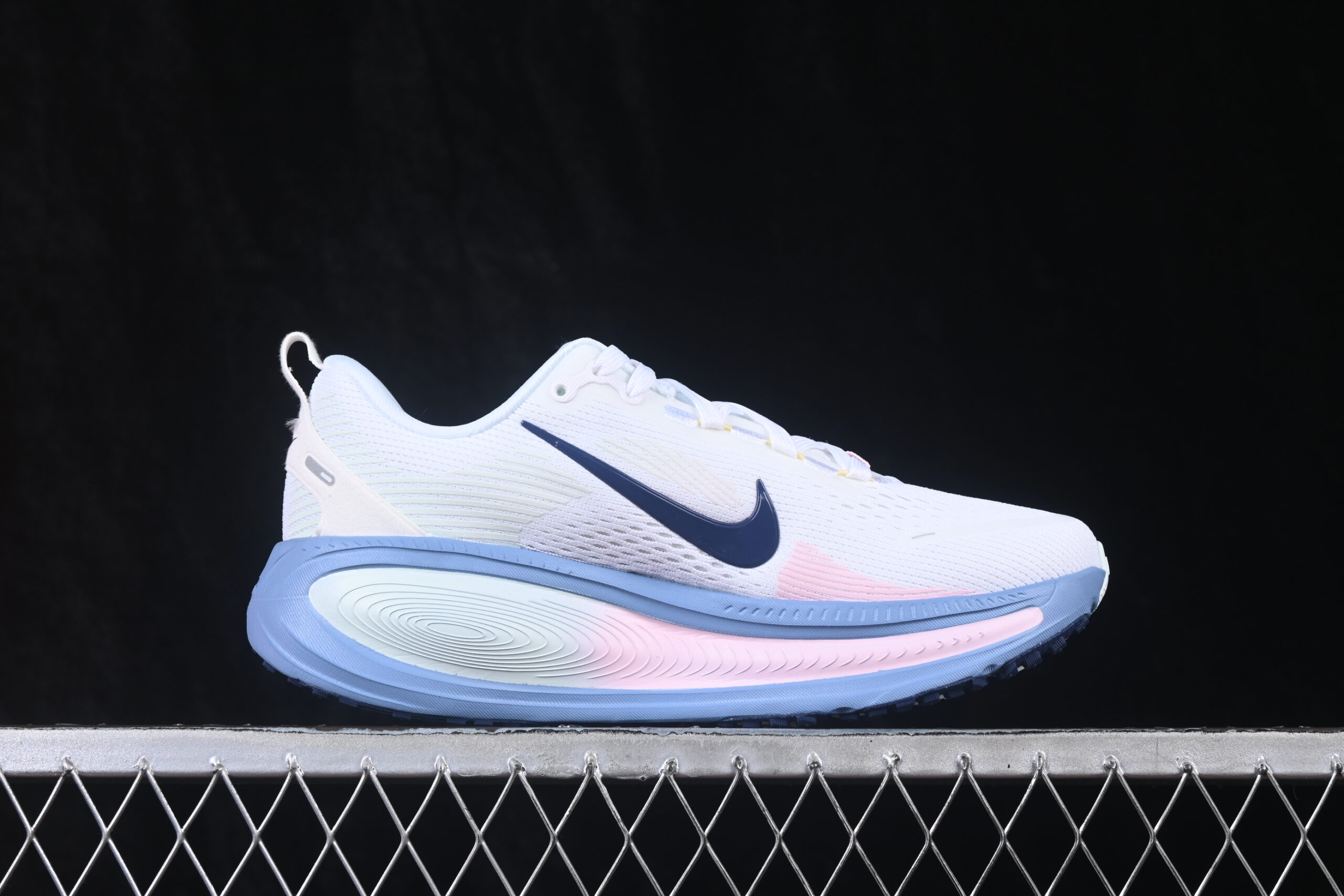 Nike Wmns Vomero 18 'White Work Blue' — изображение 2