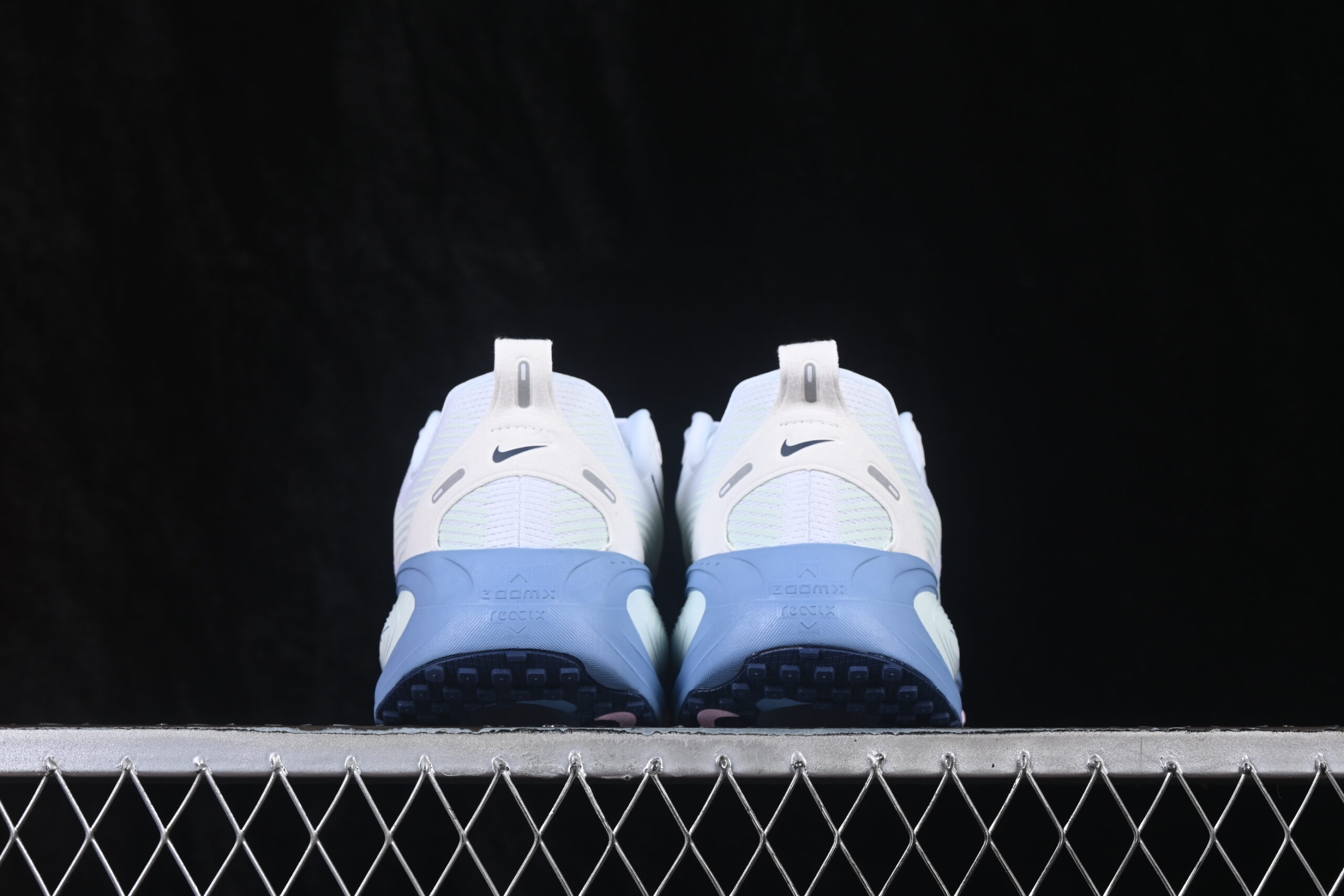 Nike Wmns Vomero 18 'White Work Blue' — изображение 4