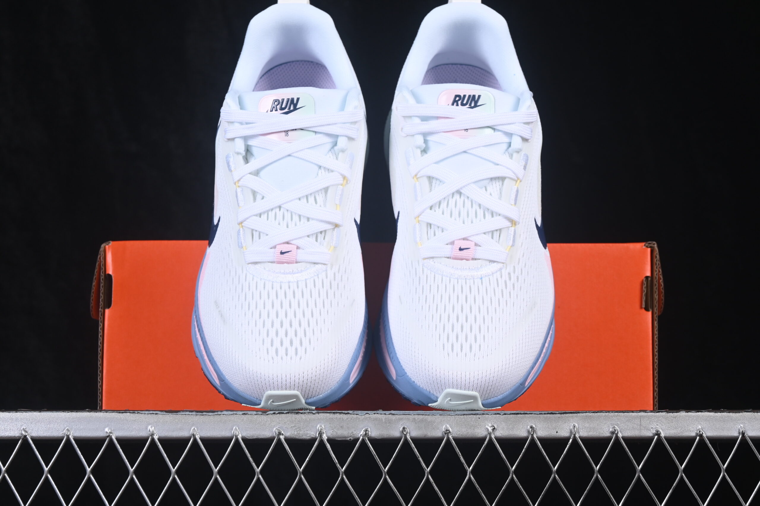 Nike Wmns Vomero 18 'White Work Blue' — изображение 6