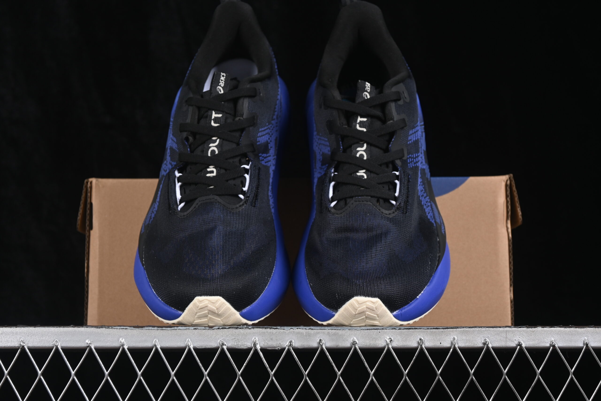 ASICS Novablast 5 Black Cobalt Burst — изображение 5