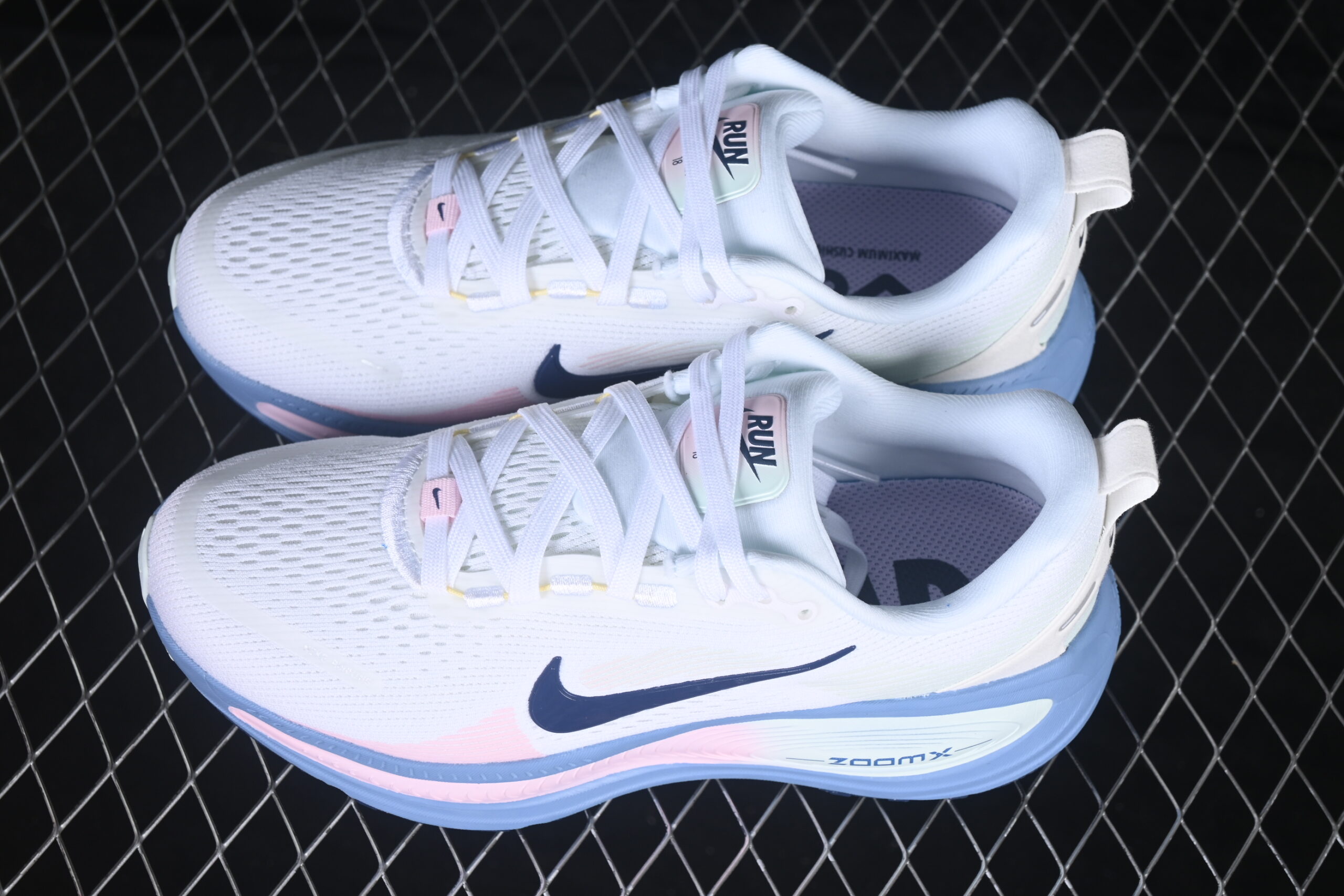 Nike Wmns Vomero 18 'White Work Blue' — изображение 5